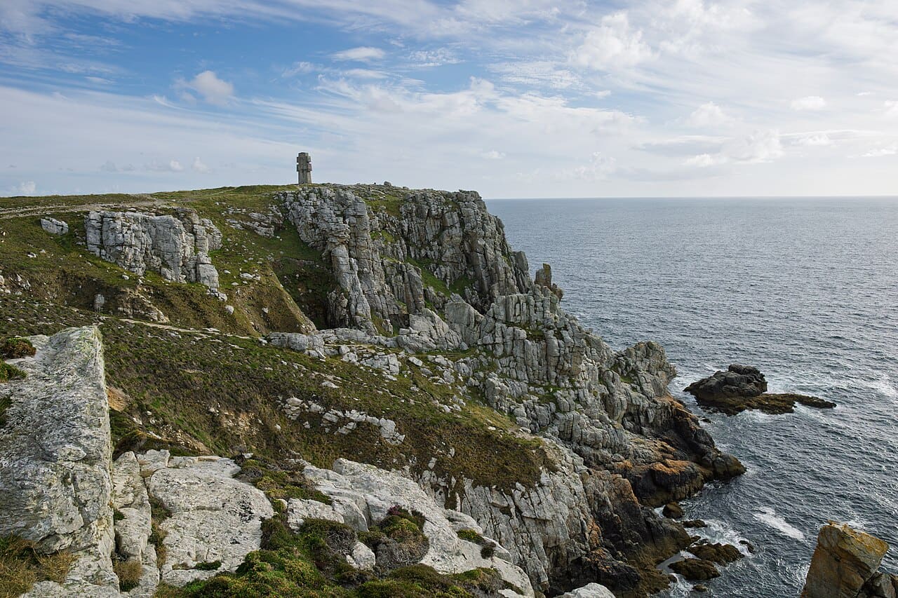 La côte rocheuse de la pointe de Pen-Hir, en Bretagne.
