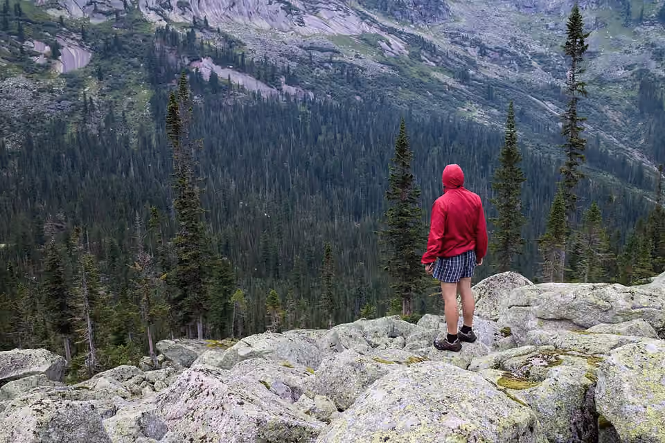 Randonneur porte une veste coupe-vent rouge dans le massif d’Ergaki, en Sibérie Un randonneur porte une veste coupe-vent rouge dans le massif d’Ergaki, en Sibérie.