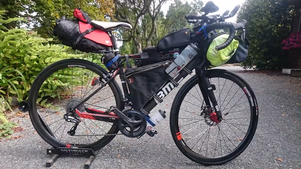 Vélo équipé de sacoches pour le bikepacking Vélo équipé de sacoches pour le bikepacking.
