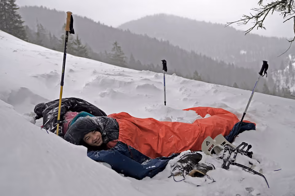 Bivouac hivernal sans tente à Benediktenwand en Allemagne Bivouac hivernal sans tente à Benediktenwand en Allemagne.