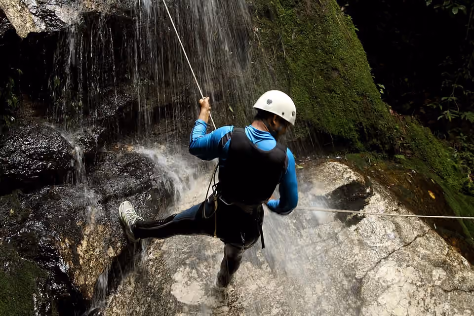Canyoning dans un canyon de Sundarijal au Népal Canyoning dans un canyon de Sundarijal au Népal.