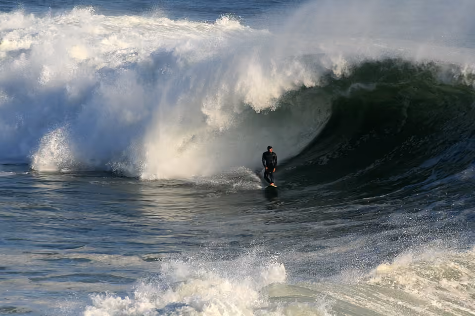 Grande vague en train de déferler à Santa Cruz Grande vague en train de déferler à Santa Cruz.