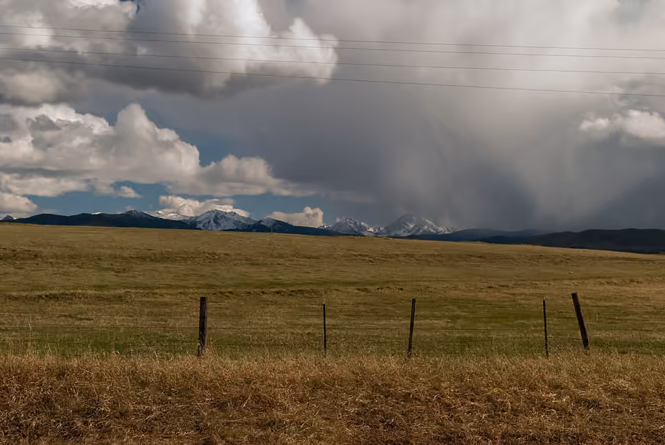 De gros nuages d’orage dominent un paysage des montagnes Rocheuses De gros nuages d’orage dominent un paysage des montagnes Rocheuses.
