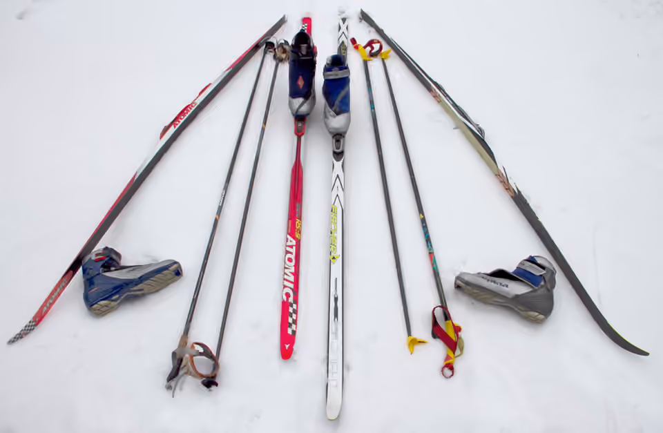 Des ensembles de skis de fond, chaussures et bâtons pour les pratiques classique et skating Des ensembles de skis de fond, chaussures et bâtons pour les pratiques classique et skating.