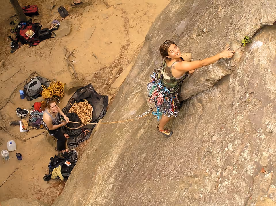 Grimpeuse et assureur sur une paroi de Red River Gorge Grimpeuse et assureur sur une paroi de Red River Gorge.