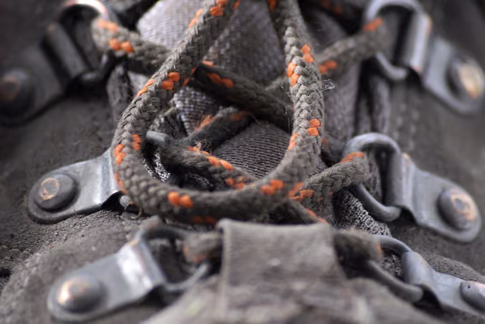 Gros plan sur les lacets et le dessus de chaussures de randonnée Gros plan sur les lacets et le dessus de chaussures de randonnée.