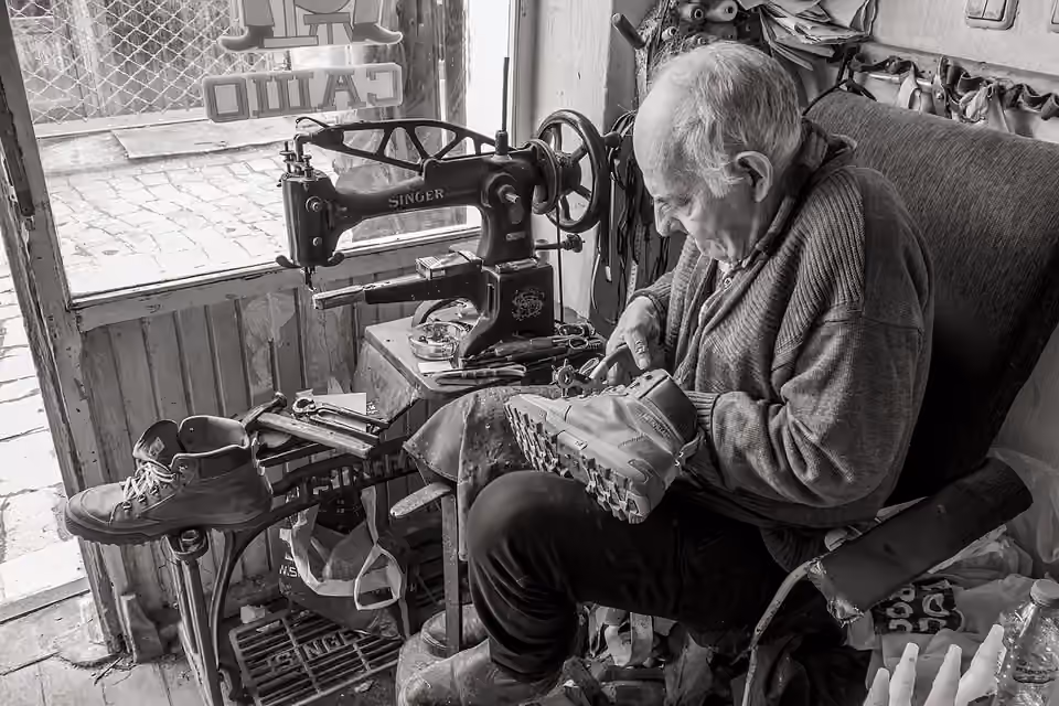 Cordonnier répare une chaussure dans son atelier du bazar de Bitola, en Macédoine du Nord Un cordonnier répare une chaussure dans son atelier du bazar de Bitola, en Macédoine du Nord.
