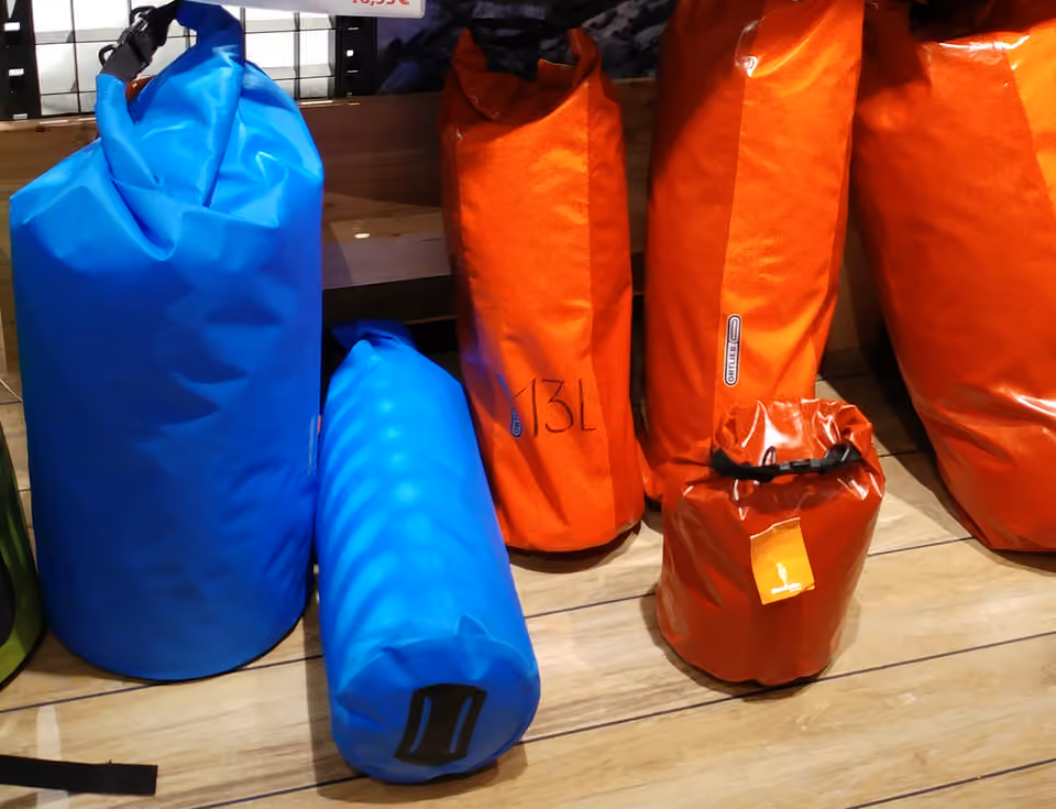 Plusieurs sacs étanches à fermeture roulée, présentés de face Plusieurs sacs étanches à fermeture roulée, présentés de face.