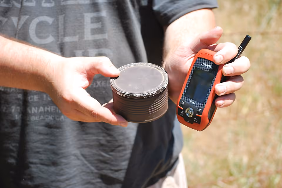 Petite boîte de géocache accompagnée d’un récepteur GPS Une petite boîte de géocache accompagnée d’un récepteur GPS.