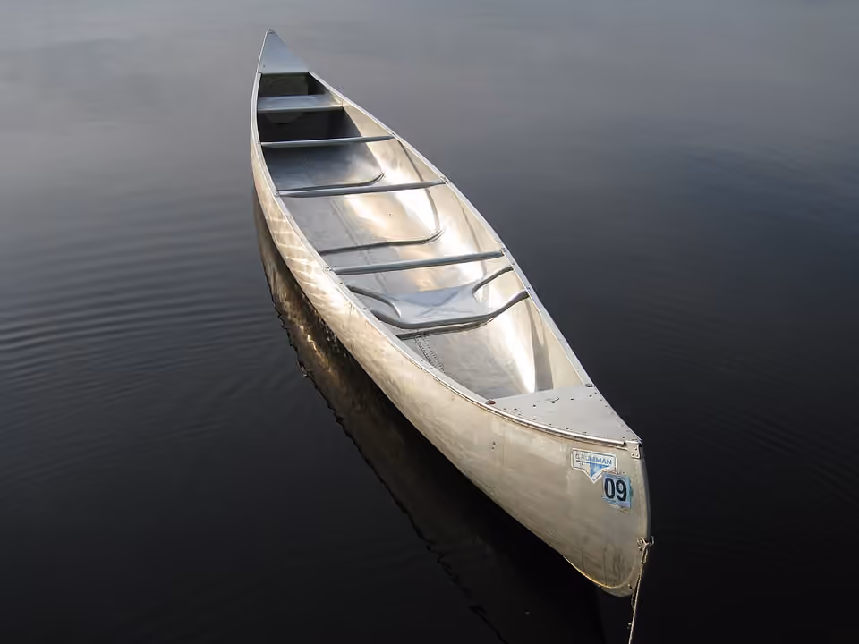 Canoë en aluminium flottant sur une eau calme Canoë en aluminium flottant sur une eau calme.