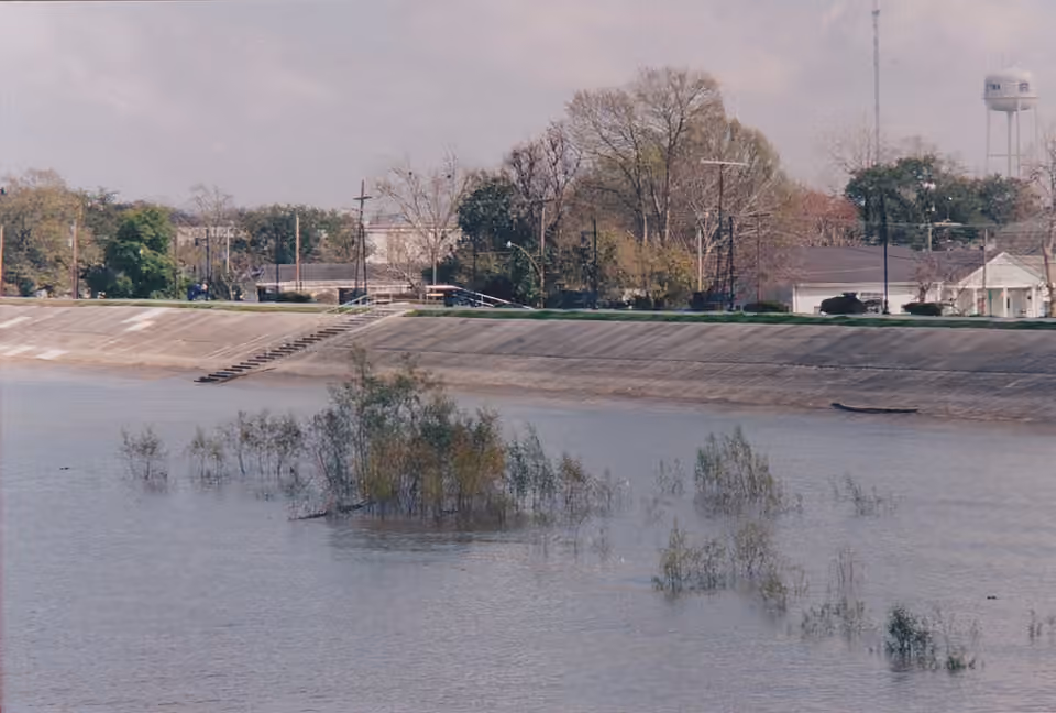 Digue du Mississippi à Gretna pendant les hautes eaux Digue du Mississippi à Gretna pendant les hautes eaux.