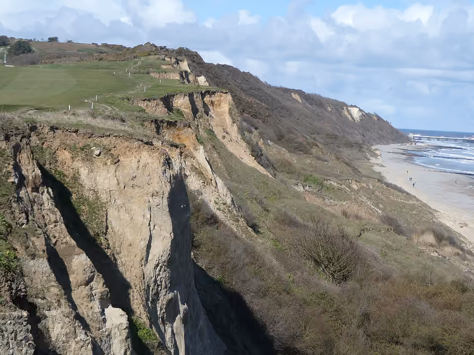 Rivage et ses falaises soumis à l’érosion à Cromer, dans le Norfolk, en Angleterre Un rivage et ses falaises soumis à l’érosion à Cromer, dans le Norfolk, en Angleterre.