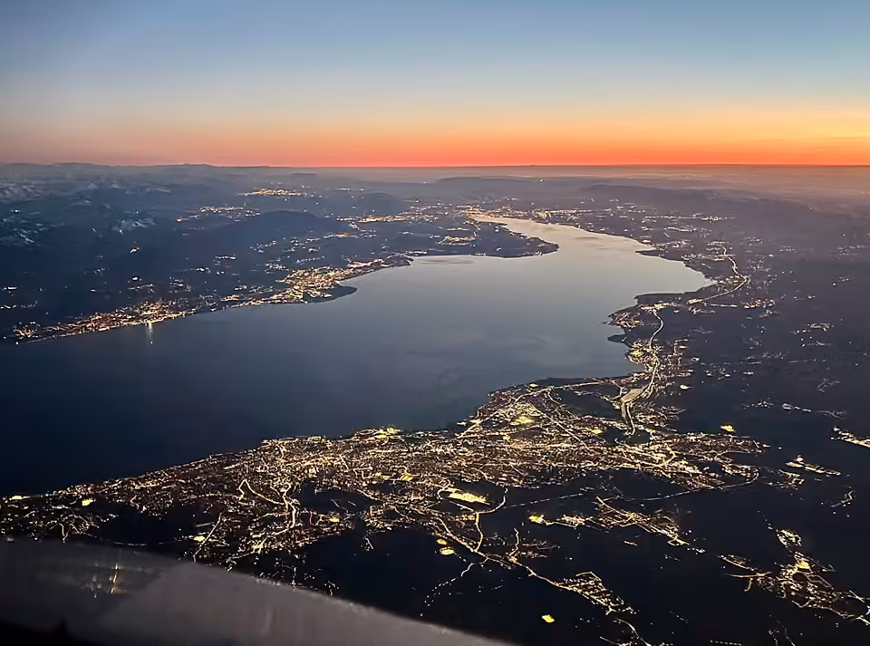 Vue aérienne du lac Léman et de ses rives Vue aérienne du lac Léman et de ses rives.