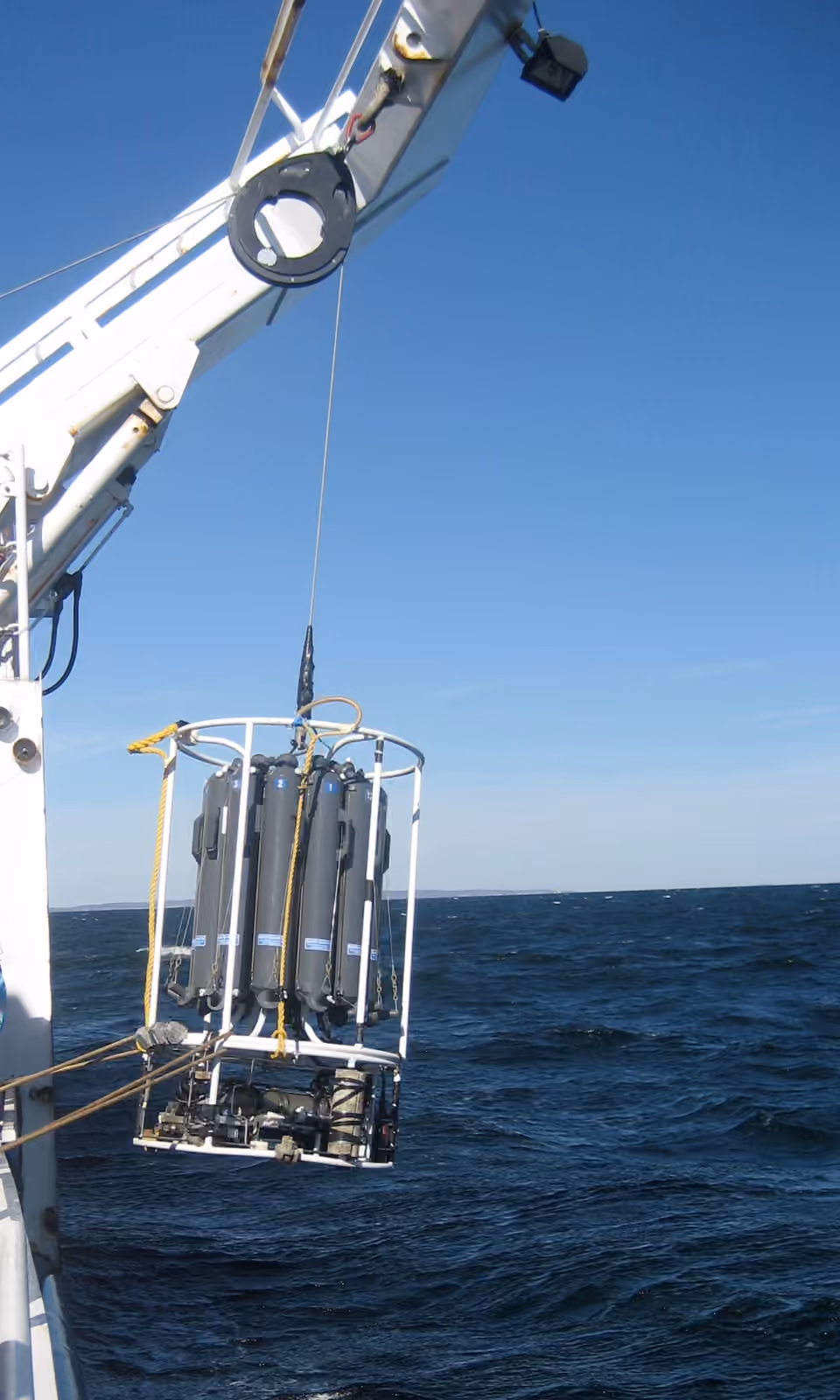 Dispositif océanographique CTD est déployé depuis un navire pour étudier la colonne d’eau Un dispositif océanographique CTD est déployé depuis un navire pour étudier la colonne d’eau.