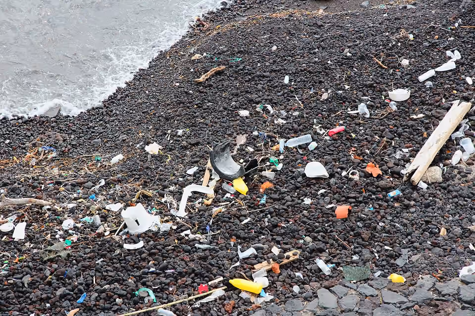 Débris plastiques sur une plage de galets noirs à Tenerife Débris plastiques sur une plage de galets noirs à Tenerife.