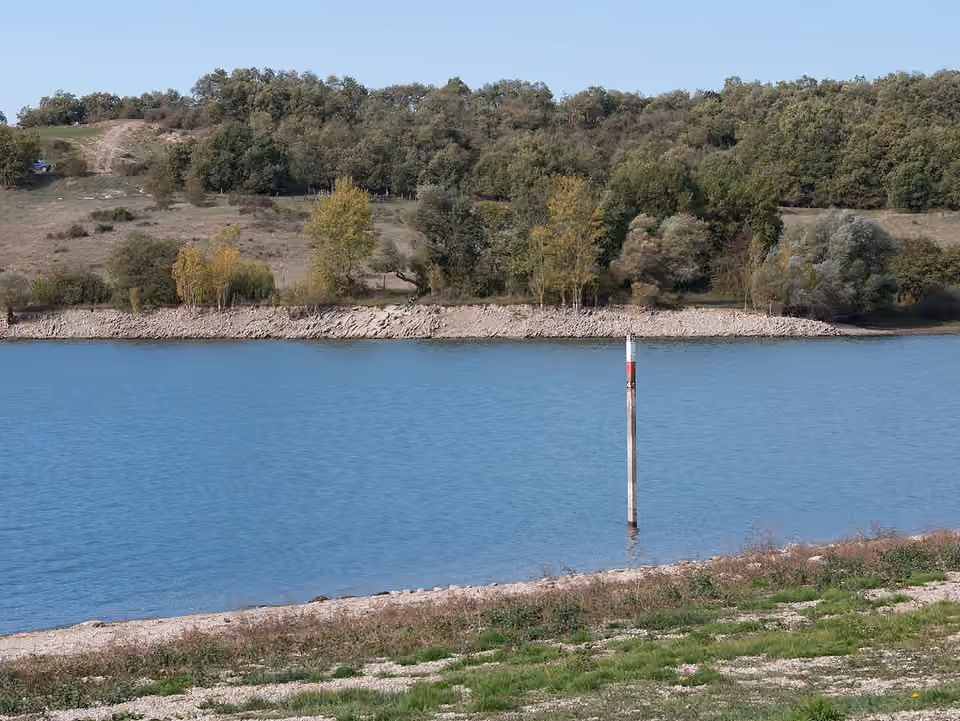 Échelle de niveau d’eau au réservoir d’Ullíbarri-Gamboa, au Pays basque Échelle de niveau d’eau au réservoir d’Ullíbarri-Gamboa, au Pays basque.
