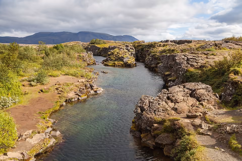Fissure remplie d’eau du canyon Flosagjá à Þingvellir en Islande Fissure remplie d’eau du canyon Flosagjá à Þingvellir en Islande.