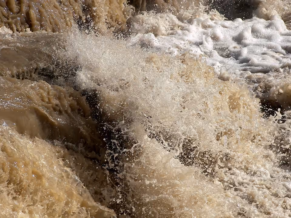 Eau trouble dans un petit cours d’eau après de fortes pluies Eau trouble dans un petit cours d’eau après de fortes pluies.