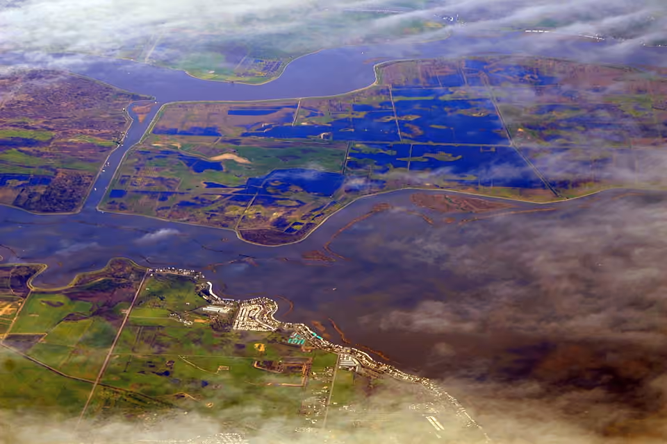 Vue aérienne du delta Sacramento–San Joaquin en période de crue Vue aérienne du delta Sacramento–San Joaquin en période de crue.
