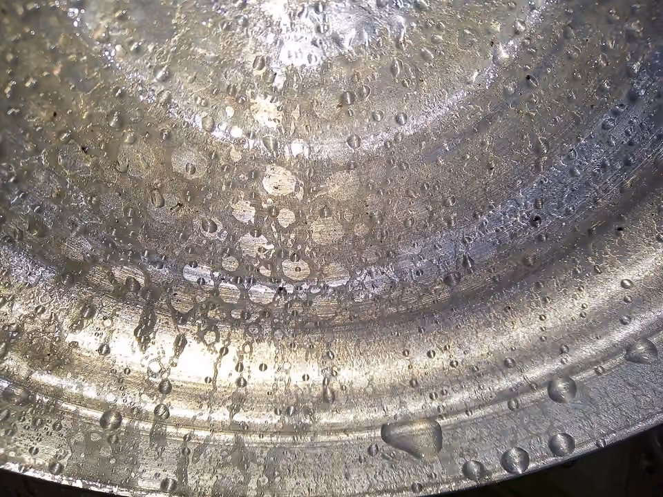 Gouttelettes d’eau formées par condensation sur une surface Gouttelettes d’eau formées par condensation sur une surface.