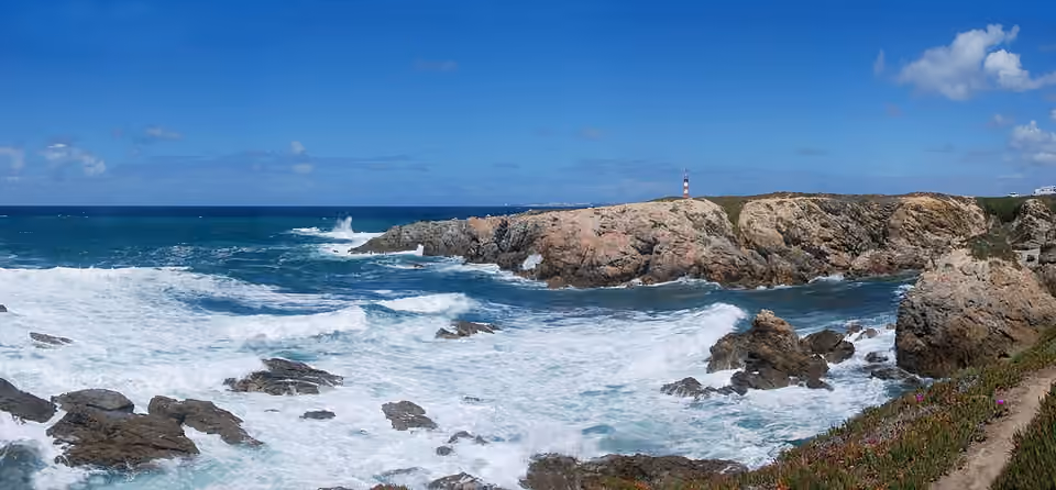 Vagues et côte rocheuse à Porto Covo, sur la façade atlantique du Portugal Vagues et côte rocheuse à Porto Covo, sur la façade atlantique du Portugal.