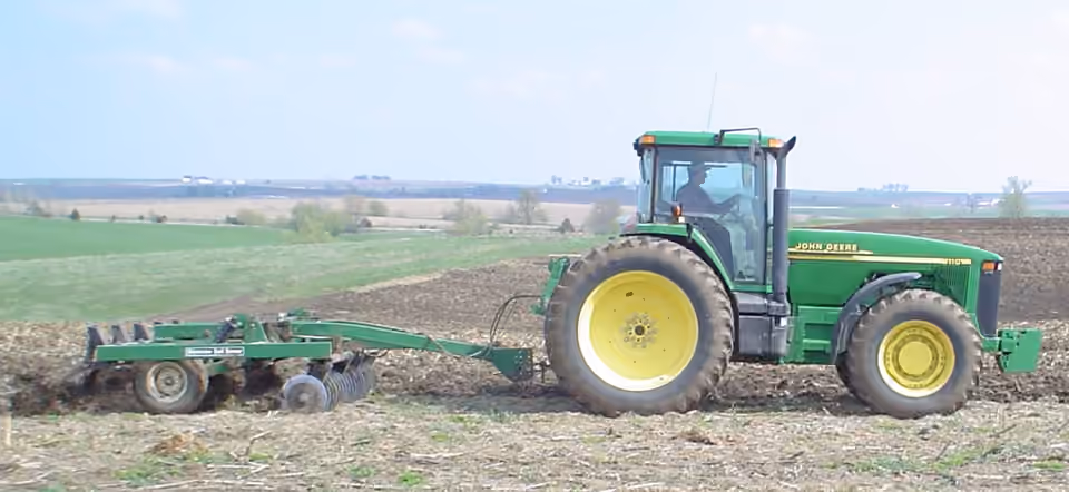 Tracteur travaille le sol avec un outil à dents Un tracteur travaille le sol avec un outil à dents.