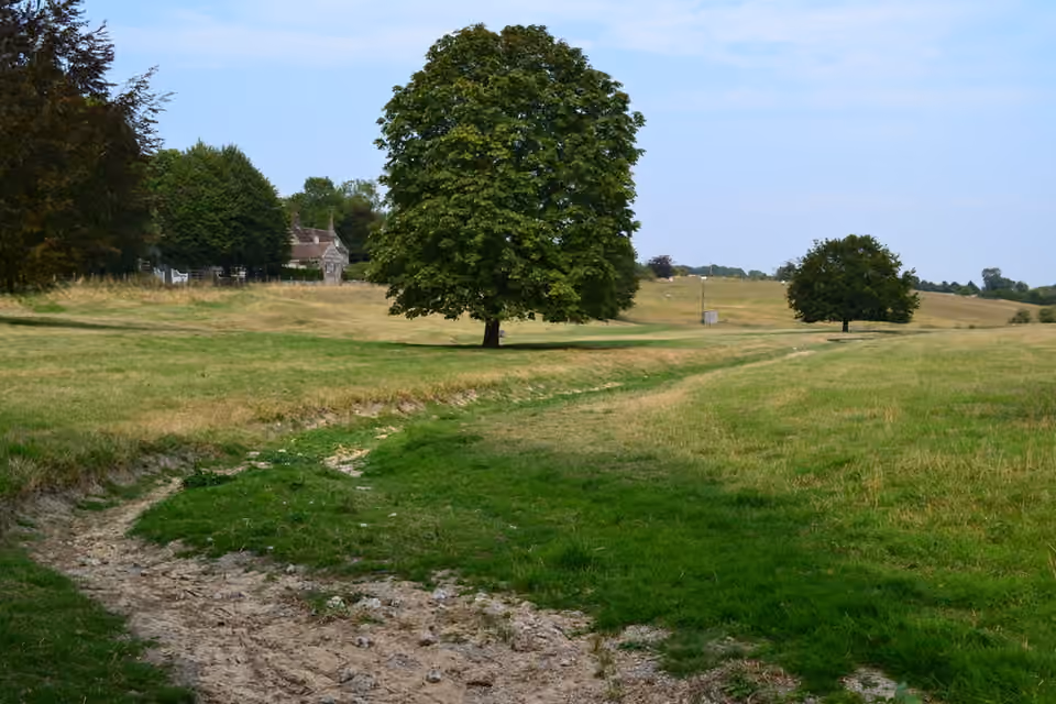 Le lit à sec de la rivière Ebble près de Fifield Bavant, en Angleterre Le lit à sec de la rivière Ebble près de Fifield Bavant, en Angleterre.