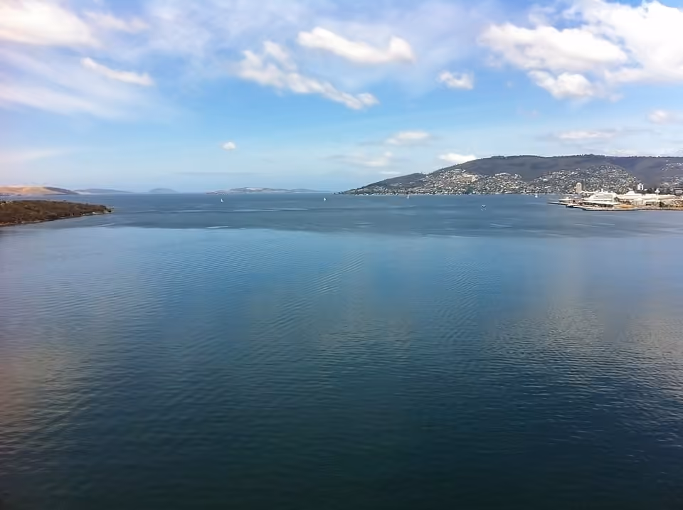 Brise de mer progressant sur la surface de l’eau à Hobart en Tasmanie Brise de mer progressant sur la surface de l’eau à Hobart en Tasmanie.