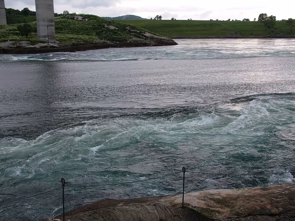 Courants de marée dans le détroit de Saltstraumen en Norvège Courants de marée dans le détroit de Saltstraumen en Norvège.