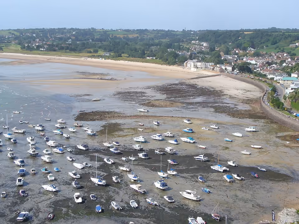 Port de Gorey à marée basse, avec une grande partie du fond découverte Port de Gorey à marée basse, avec une grande partie du fond découverte.
