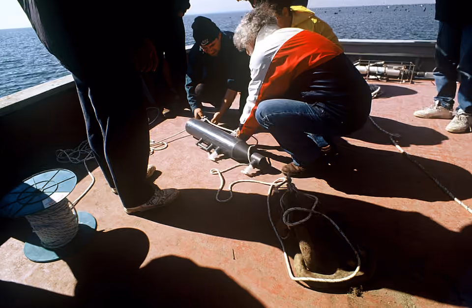 Déploiement d’un piège à sédiments dans le golfe Thermaïque, en Grèce Déploiement d’un piège à sédiments dans le golfe Thermaïque, en Grèce.