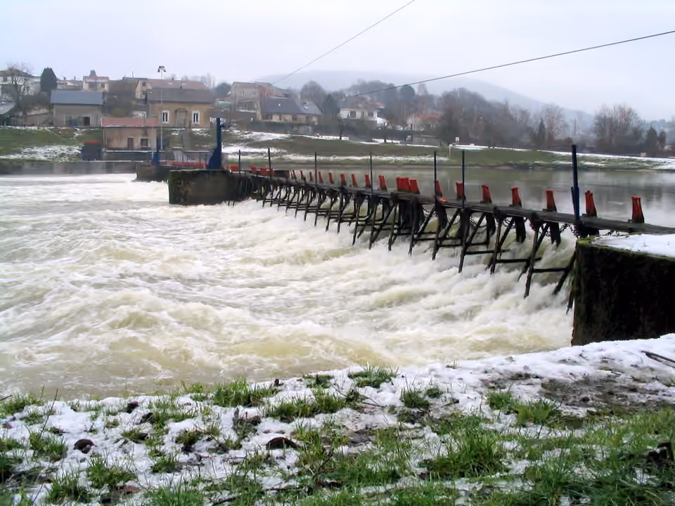 Seuil à vannes sur la Meuse près de Revin Seuil à vannes sur la Meuse près de Revin.