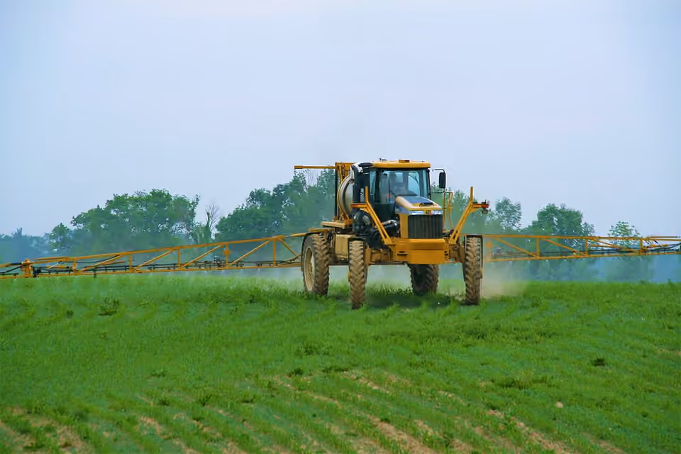 Pulvérisateur agricole appliquant un pesticide dans un champ de maïs en Ontario Pulvérisateur agricole appliquant un pesticide dans un champ de maïs en Ontario.