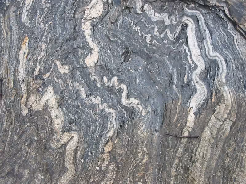 Foliation plissée dans une roche métamorphique près du Geirangerfjord en Norvège Foliation plissée dans une roche métamorphique près du Geirangerfjord en Norvège.