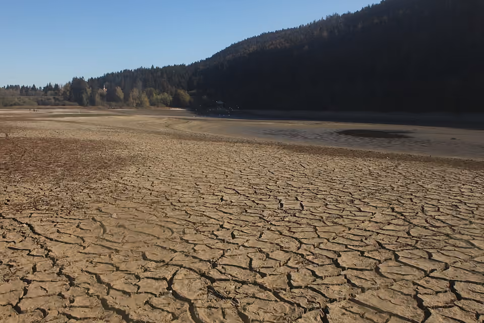 Lac de l’Entonnoir pendant la sécheresse d’octobre 2018 Lac de l’Entonnoir pendant la sécheresse d’octobre 2018.