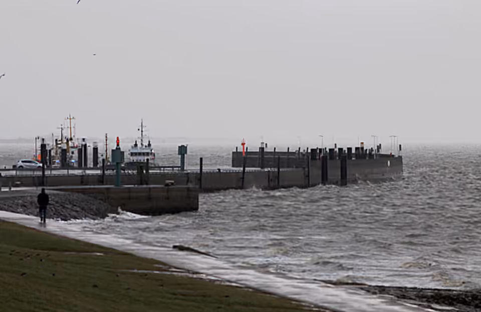 L’eau d’une surcote marine gagne les abords du littoral à Wilhelmshaven, en Allemagne L’eau d’une surcote marine gagne les abords du littoral à Wilhelmshaven, en Allemagne.