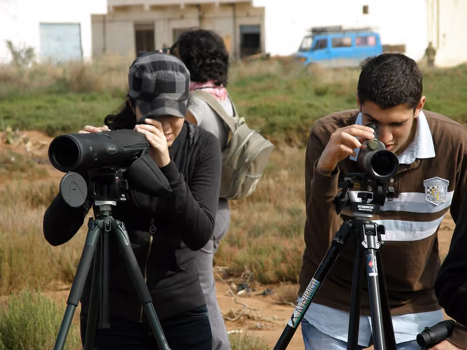 Deux observateurs d’oiseaux regardent dans des longues-vues près de la lagune de Nador Deux observateurs d’oiseaux regardent dans des longues-vues près de la lagune de Nador.