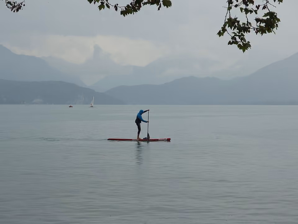 Pratique du stand-up paddle sur le lac d’Annecy Pratique du stand-up paddle sur le lac d’Annecy.