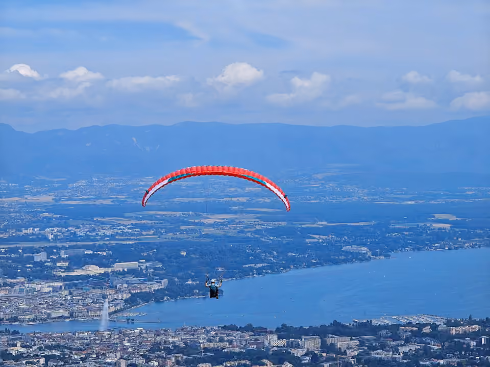 Parapentiste en vol au-dessus du lac Léman et de Genève Parapentiste en vol au-dessus du lac Léman et de Genève.