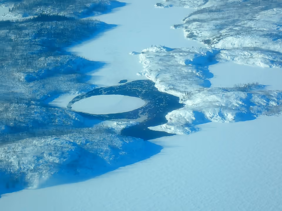 Grand disque de glace flottant sur un plan d’eau canadien Grand disque de glace flottant sur un plan d’eau canadien.