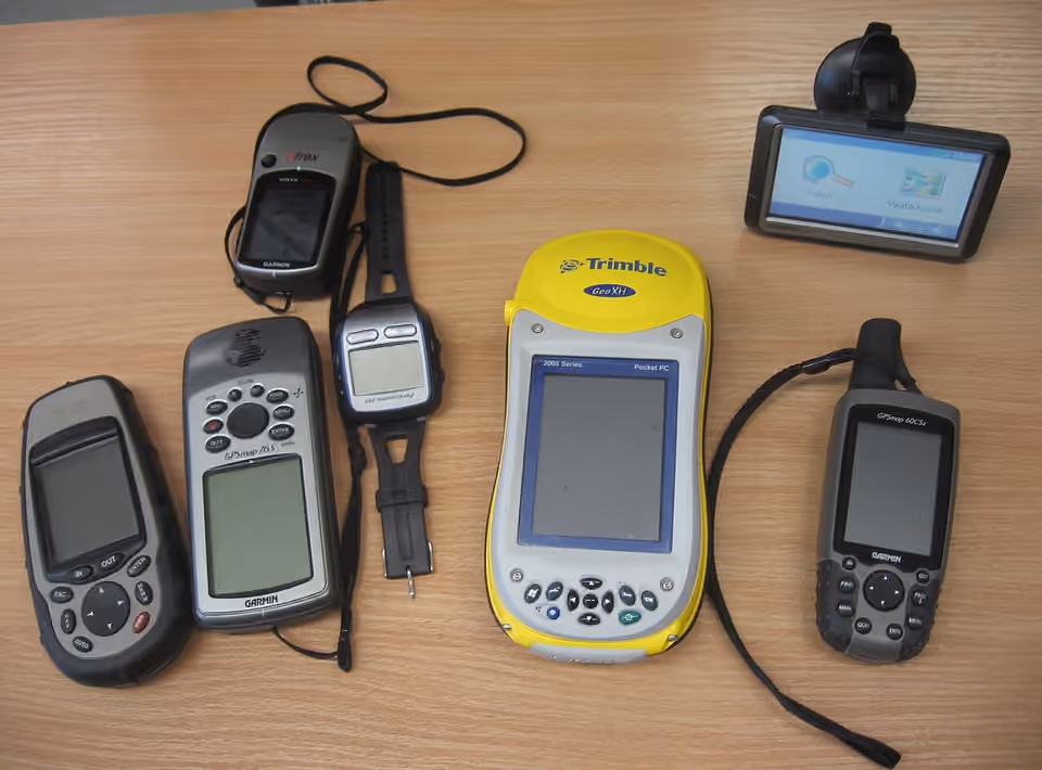 Plusieurs récepteurs GPS portatifs utilisés pour la navigation Plusieurs récepteurs GPS portatifs utilisés pour la navigation.