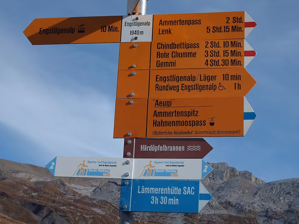 Des panneaux directionnels de randonnée indiquent plusieurs destinations en montagne Des panneaux directionnels de randonnée indiquent plusieurs destinations en montagne.