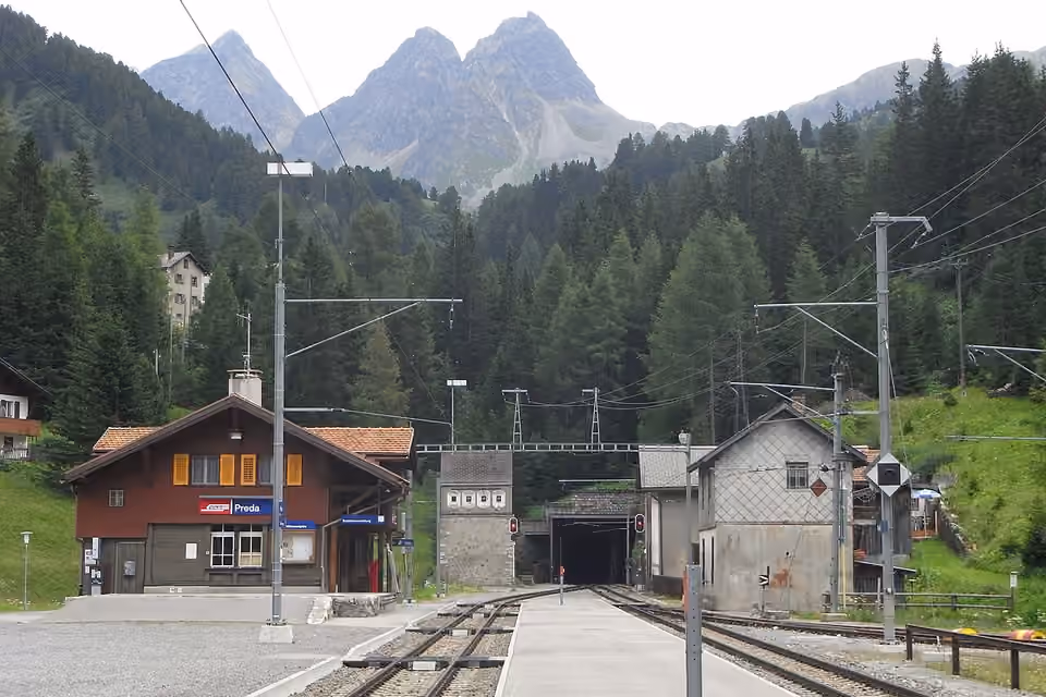 La gare de Preda et ses voies ferrées dans un paysage alpin des Grisons, en Suisse La gare de Preda et ses voies ferrées dans un paysage alpin des Grisons, en Suisse.