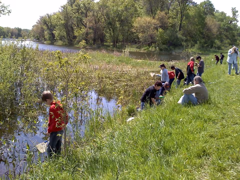 Groupe de jeunes découvrant une zone humide dans une réserve naturelle Groupe de jeunes découvrant une zone humide dans une réserve naturelle.