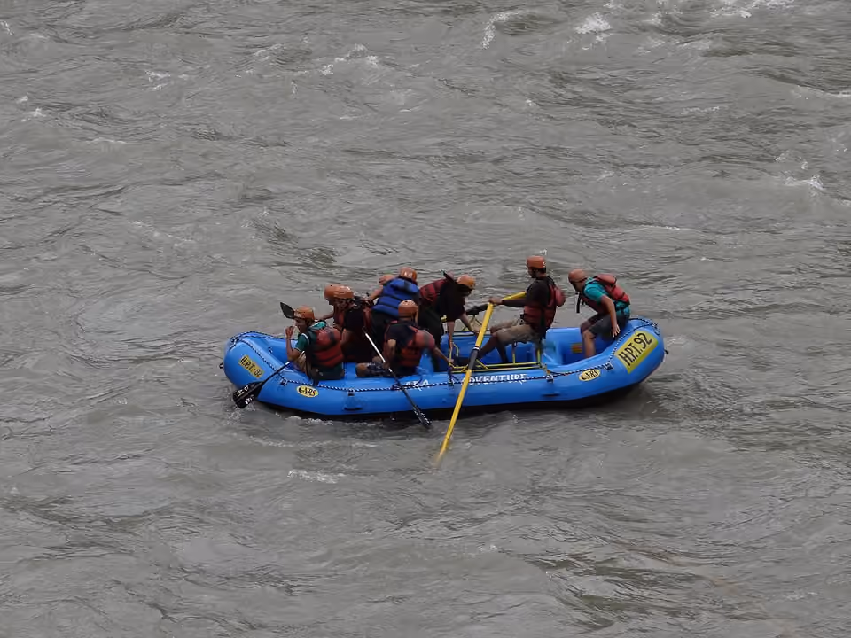 Radeau et équipage sur une rivière de l’Himachal Pradesh en Inde Radeau et équipage sur une rivière de l’Himachal Pradesh en Inde.