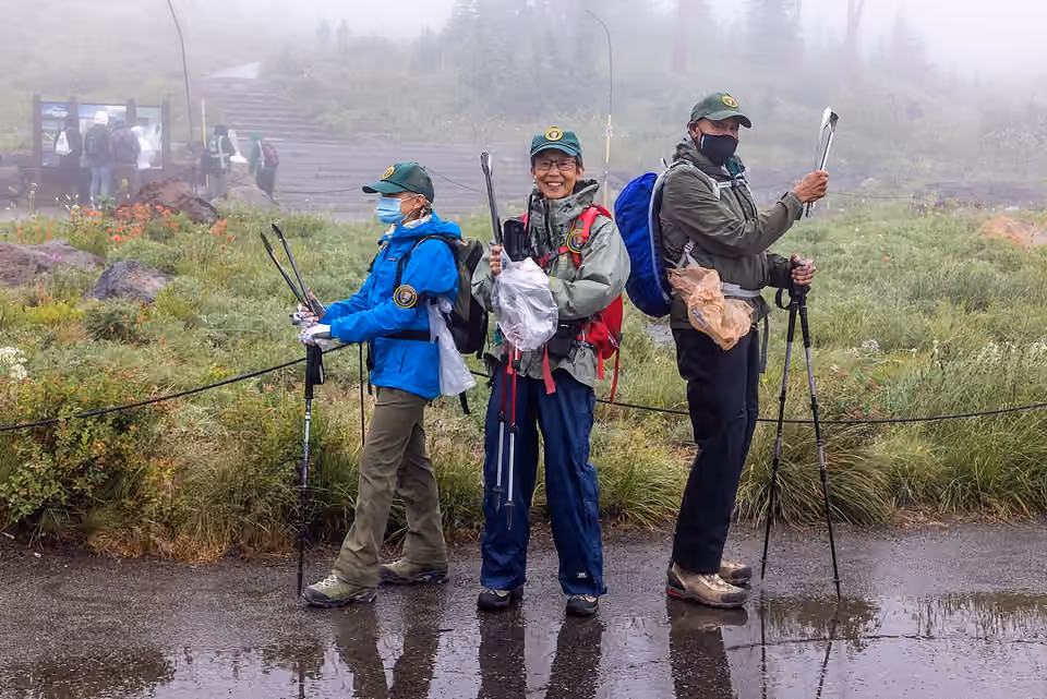 Bénévoles munis de matériel de ramassage au mont Rainier Bénévoles munis de matériel de ramassage au mont Rainier.