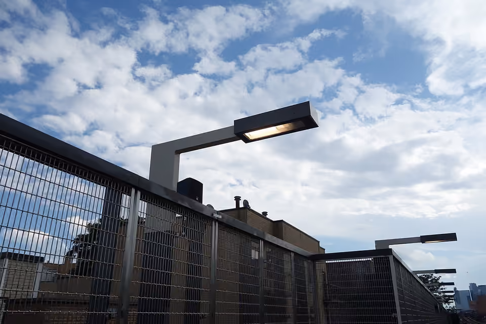 Luminaire extérieur muni d’un capot orientant la lumière vers le sol Luminaire extérieur muni d’un capot orientant la lumière vers le sol.