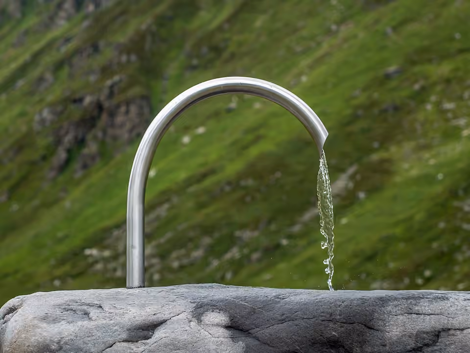 Fontaine et son bassin près de la chapelle Sainte-Barbe au col de la Bielerhöhe, dans les Alpes autrichiennes Une fontaine et son bassin près de la chapelle Sainte-Barbe au col de la Bielerhöhe, dans les Alpes autrichiennes.