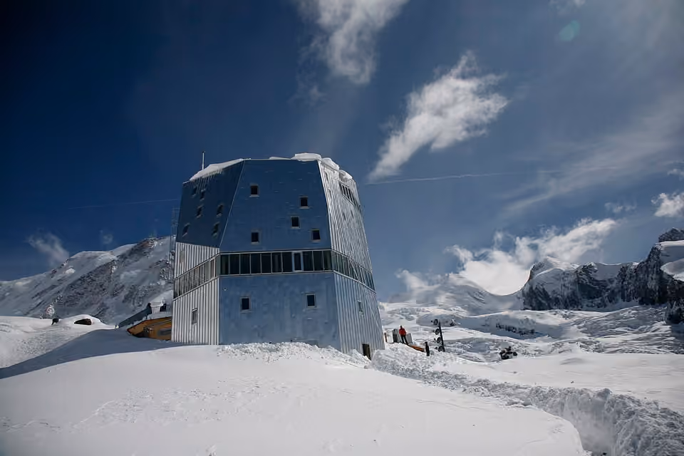Le refuge du Mont-Rose, bâtiment à facettes posé dans un paysage de haute montagne en Suisse Le refuge du Mont-Rose, bâtiment à facettes posé dans un paysage de haute montagne en Suisse.