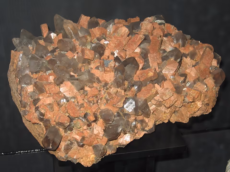 Échantillon minéral associant fluorite, quartz et orthose, provenant de Cuasso al Monte en Italie Échantillon minéral associant fluorite, quartz et orthose, provenant de Cuasso al Monte en Italie.